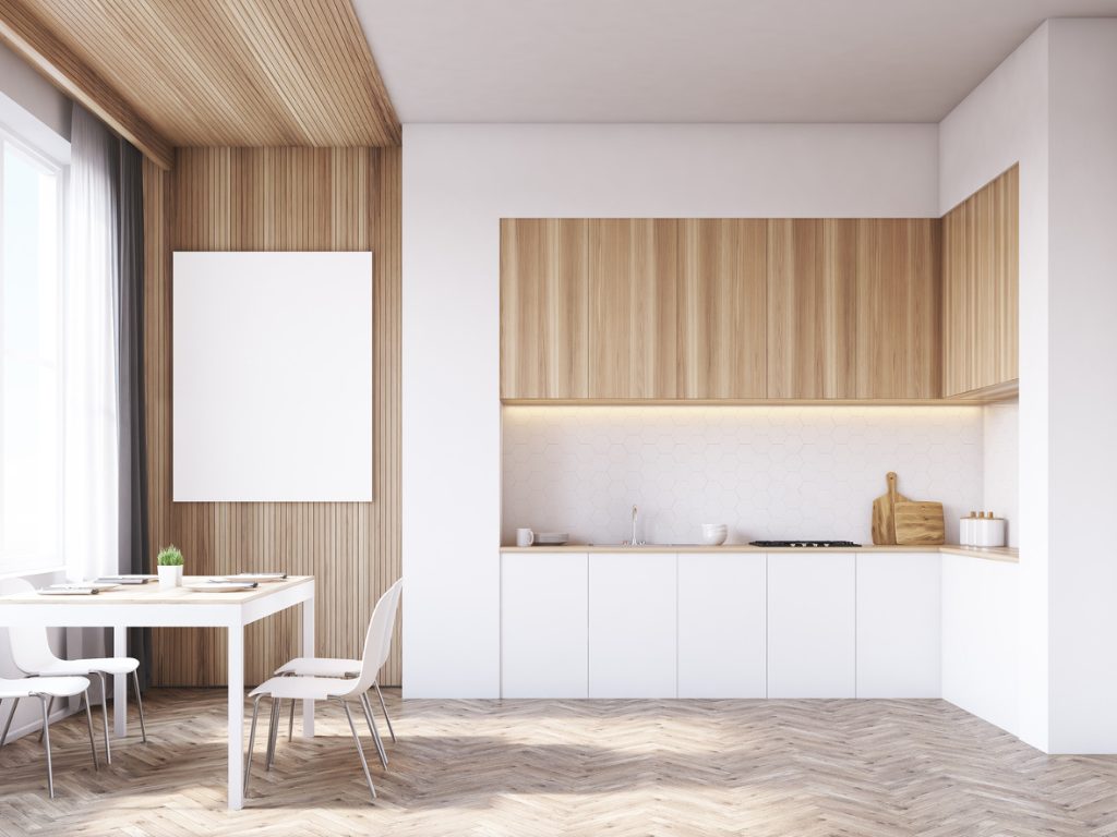 Küche mit moderner hölzerner Wandverkleidung, abgestimmt auf das Material der Küchen-Oberschränke